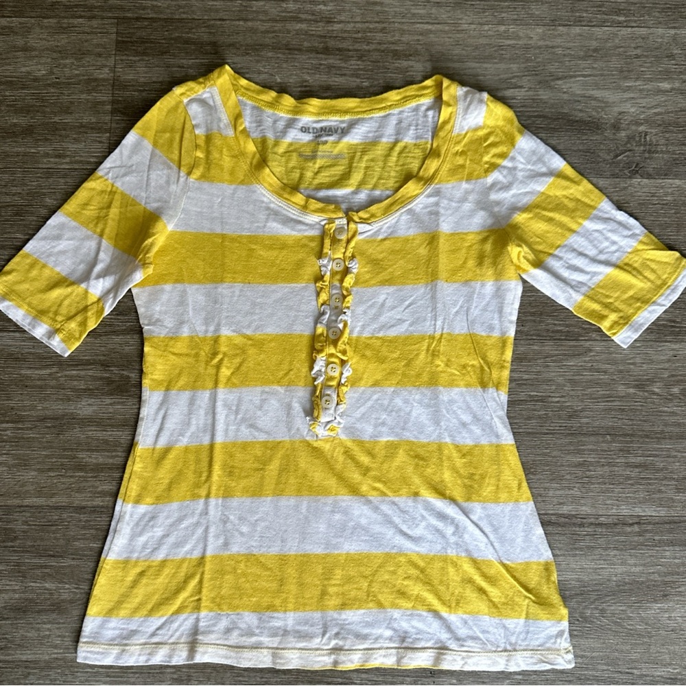 Y2K Old Navy Women's Top yellow and white 3/4 sleeve top with ruffles front